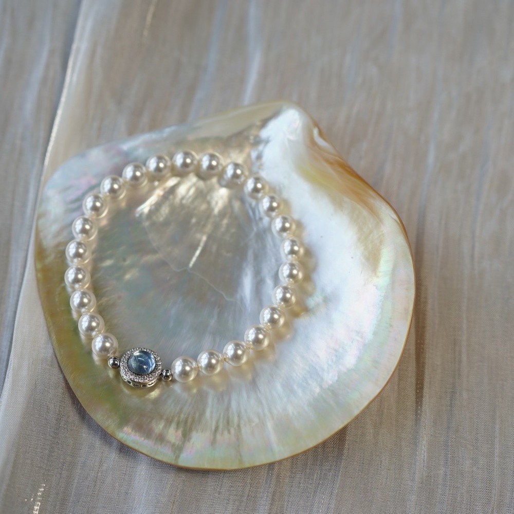 Handmade pearl bracelet with aquamarine stone